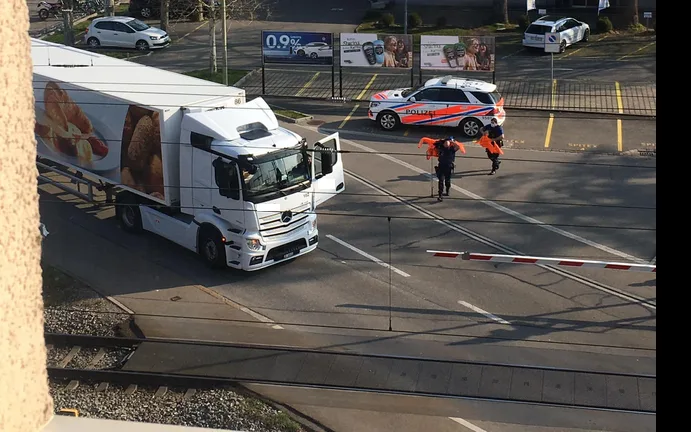 schranke1_0 Am Samstagmorgen blieb ein Lastwagen auf einem Bahnübergang in Uster stecken., Um dem nahenden Zug auszuweichen, legte der Fahrer den Rückwärtsgang ein und beschädigte die Barriere., Der Verkehr musste danach umgeleitet werden, Verletzte gab es keine., An der betroffenen Barriere entstand beträchtlicher Sachschaden.