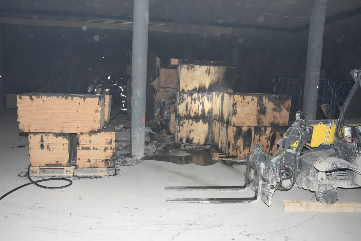 rapperswil-jona_2_brand In Rapperswil-Jona brannten Paletten und Isolationsmaterial., Die Polizei sucht Zeugen.