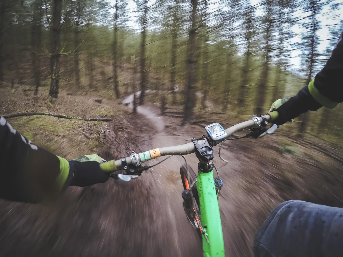 mountain-biking-1210066_1920 Illegale Bike-Trails in Kyburg beschäftigen einen Gemeinderat aus Illnau-Effretikon., Diese seien nach wie vor nicht als illegale Wege gekennzeichnet., Er fordert, dass ein offizielles Bike-Konzept auf legale Routen hinweist.