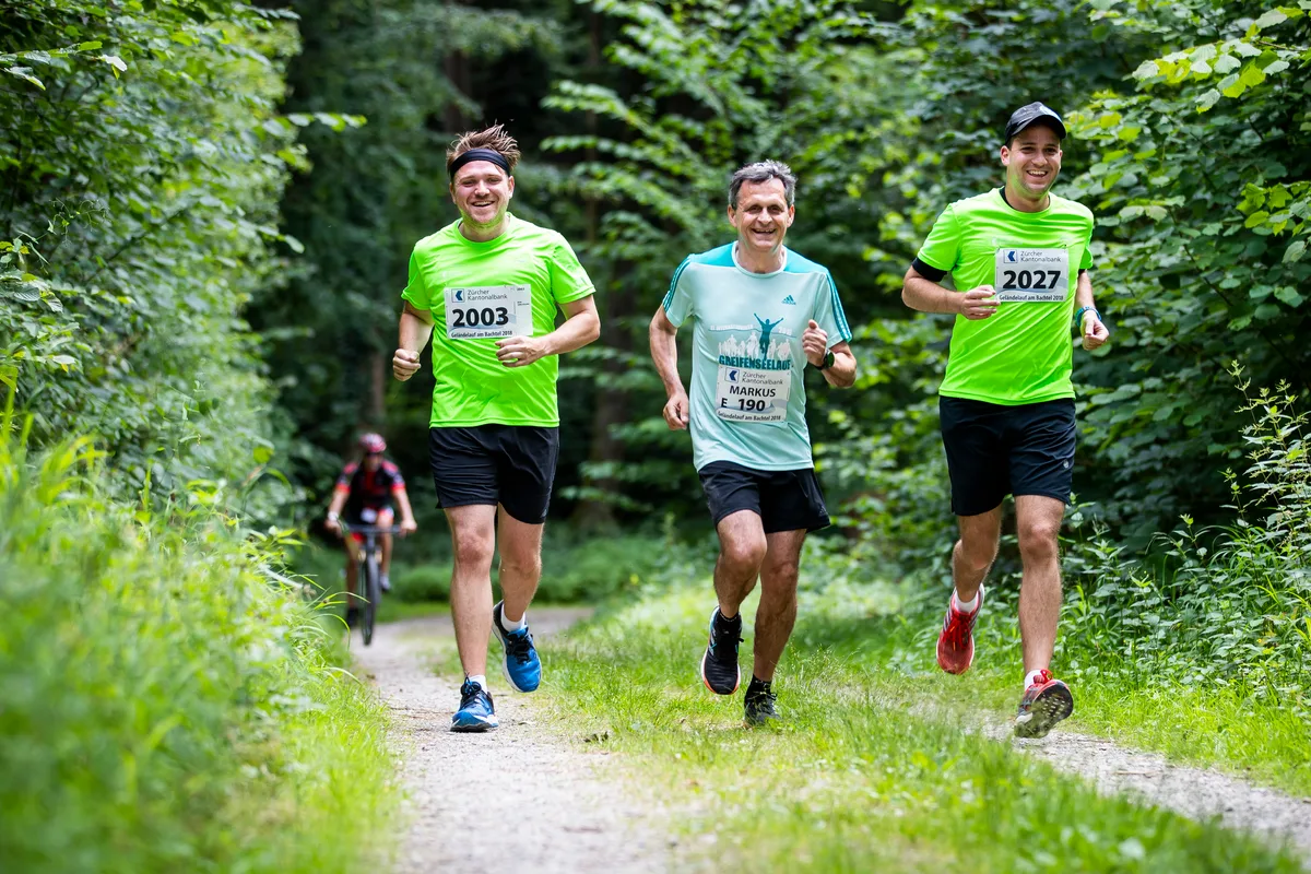 3v1_sport_24062018_bachtellauf_crm_7 Markus Ryffel (Mitte) ist immer noch häufig an Volksläufen anzutreffen - so, wie hier 2018 am Bachtellauf.
