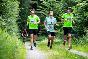3v1_sport_24062018_bachtellauf_crm_7 Markus Ryffel (Mitte) ist immer noch häufig an Volksläufen anzutreffen - so, wie hier 2018 am Bachtellauf.
