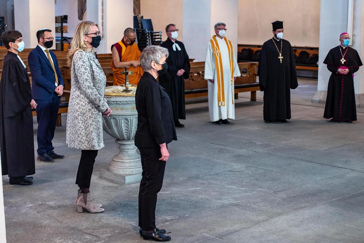 kirche_1 Am Sonntag in der Predigerkirche. Vorne Regierungsrätin Jacqueline Fehr, hinten rechts Bischof Joseph Bonnemain.