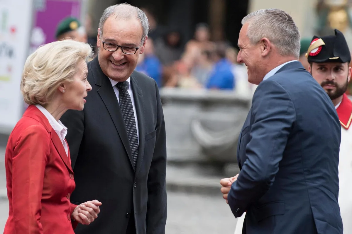 parmelin_1 Guy Parmelin (Mitte) bei einem Treffen mit Ursula von der Leyen 2018 in Bern.