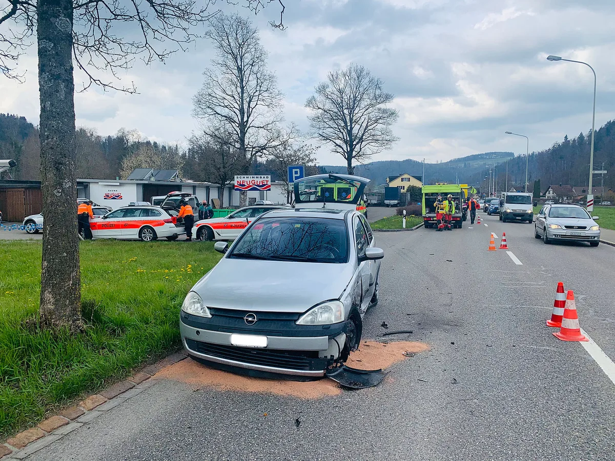 unfall_turbenthal Kurz vor 16 Uhr verunfallten gestern zwei Autos auf der Tösstalstrasse in Turbenthal.