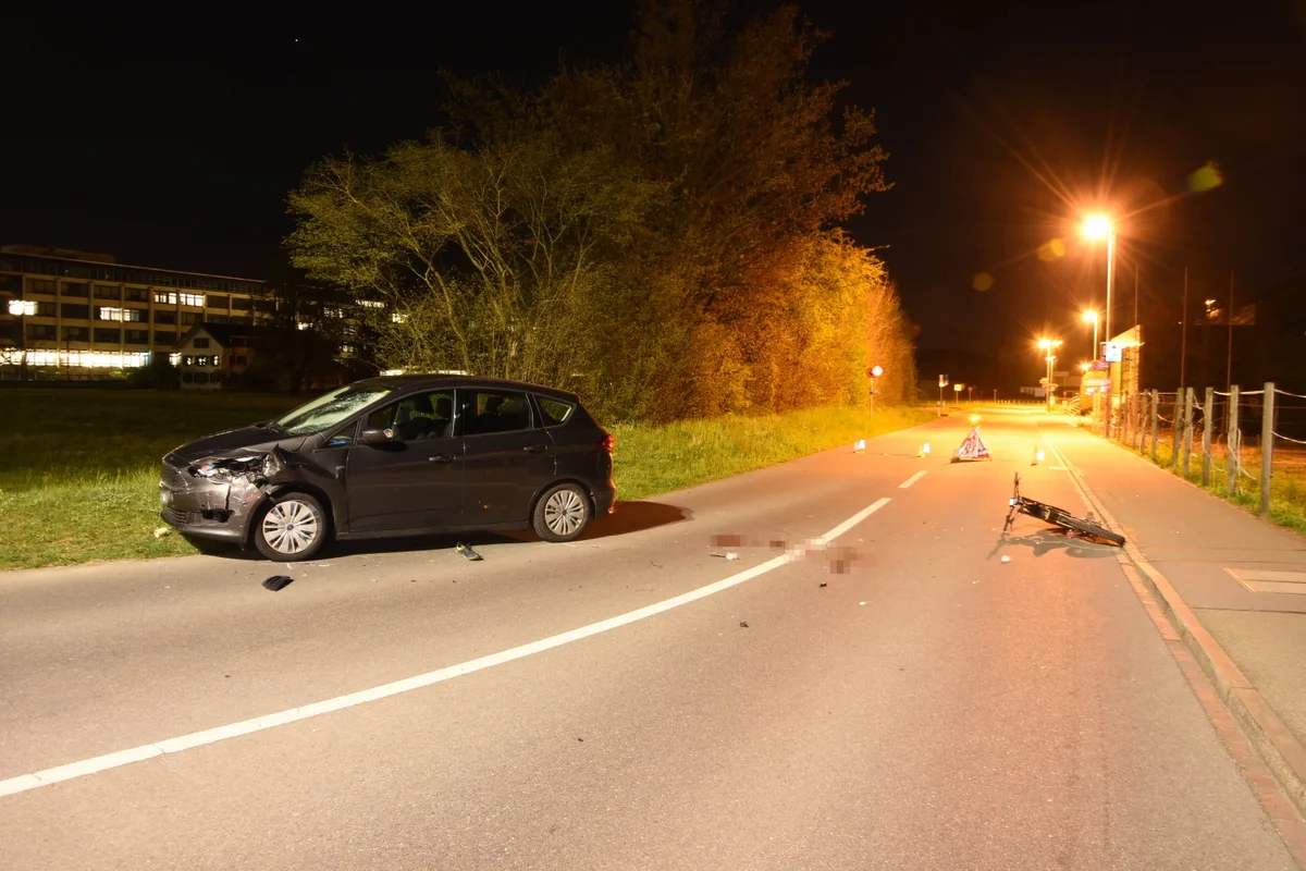 vu_rapperswil Vier Autos wurden gestern Nacht in einen Unfall verwickelt, weil der vorderste Fahrer einen Schikanestopp machte.