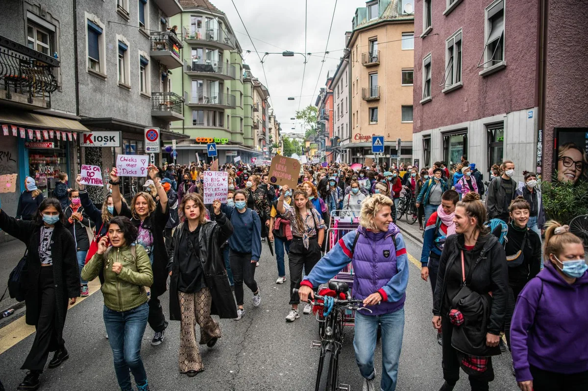 Der Frauenstreik am Sonntag, 14. Juni 2020, in Zürich: Hunderte Frauen zogen vom Limmatplatz via Langstrasse zum Helvetiaplatz.