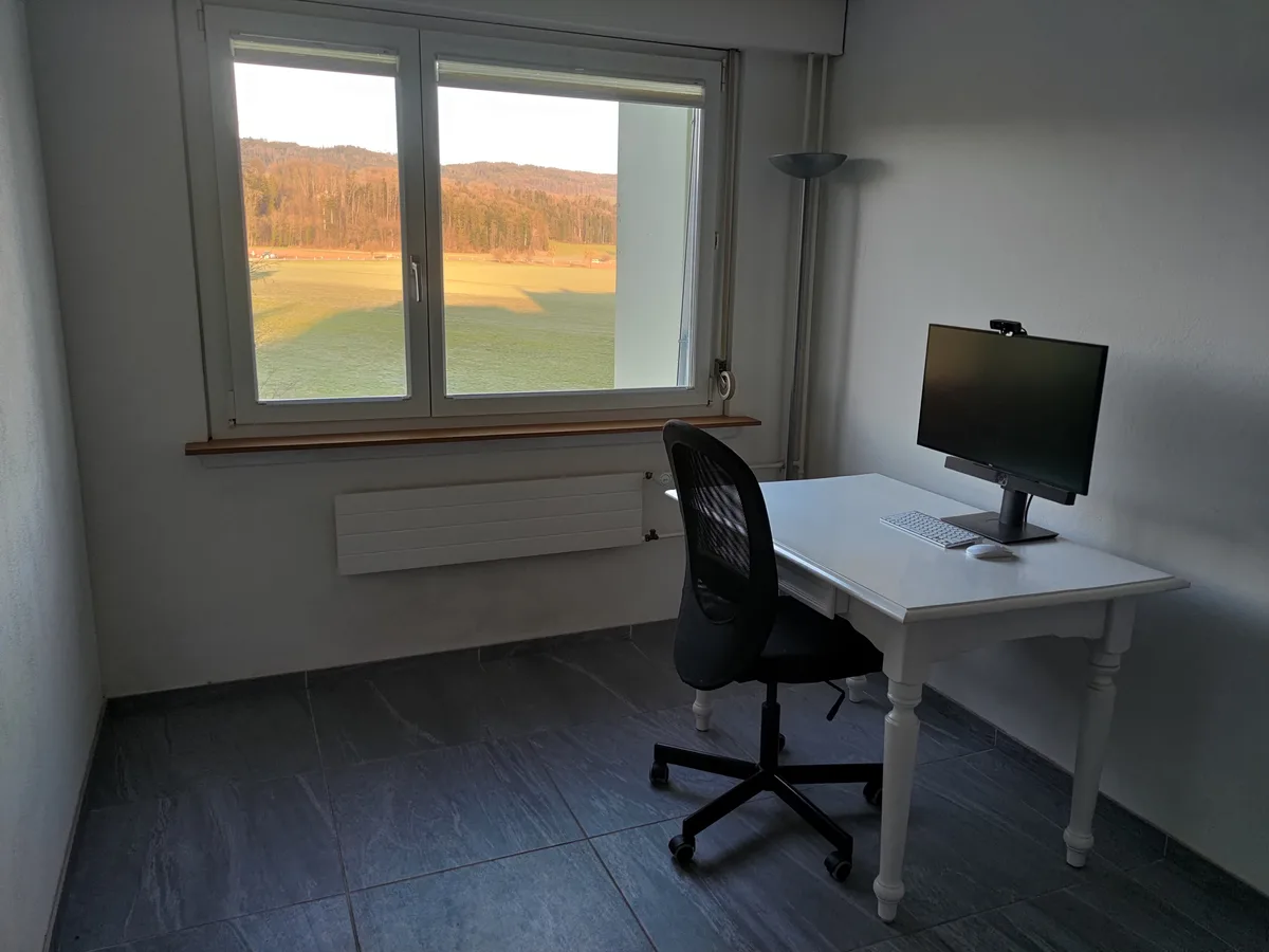 Selim Tolgas Büro besteht nur aus Pult und Stuhl. (Foto: PD)