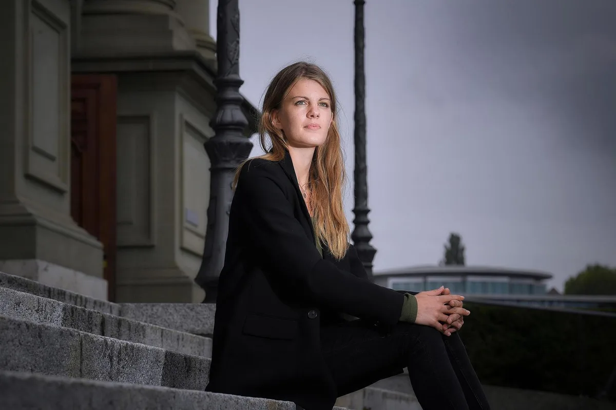 Ronja Jansen, Präsidentin der Juso Schweiz, kritisiert die Öffnungsstrategie des Bundesrats mit scharfen Worten.