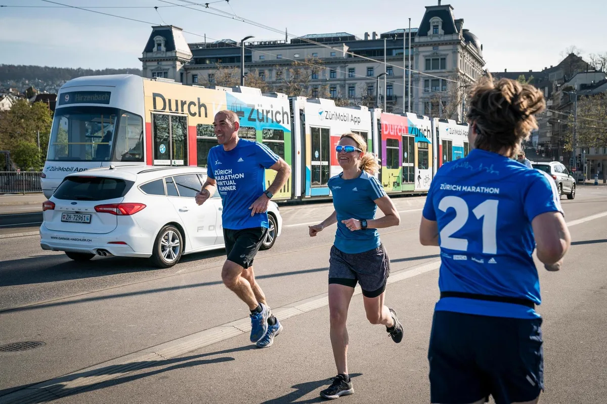 5eeswfbmknl9o-0fhw6aft Selig lächelnde Teilnehmer: Das Runner’s High stellt sich auch ein, wenn der Wettkampf nur virtuell stattfindet.