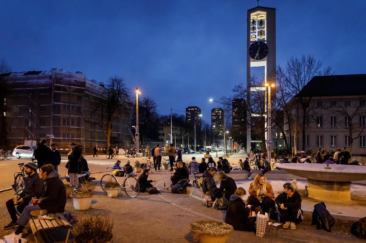 dimb6k2ekzl993sxy3kdod Statt in Restaurants treffen sich Jugendliche im Freien, wie hier am Bullingerplatz in Zürich.