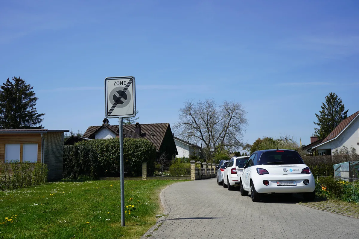 verpix_2 Über die Wildparkierer haben sich im vergangen Sommer einige Anwohner im Quartier In der Mettmen bei der Gemeinde beschwert., Die Gemeinde Greifensee will nun die Parkplätze aufheben., Die engen Parkplatzverhältnisse sind auch für die Autofahrer eine Herausforderung.