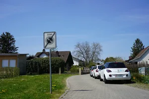 verpix_2 Über die Wildparkierer haben sich im vergangen Sommer einige Anwohner im Quartier In der Mettmen bei der Gemeinde beschwert., Die Gemeinde Greifensee will nun die Parkplätze aufheben., Die engen Parkplatzverhältnisse sind auch für die Autofahrer eine Herausforderung.