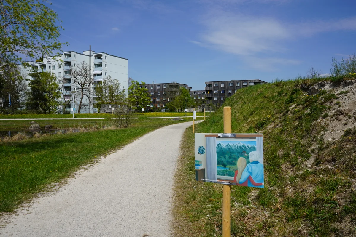 dsc00359 Im Griespark in Volketswil kann derzeit die Ausstellung «Post Corona» bewundert werden., Nicht alle wollen sich offenbar nur mit der Bewunderung der Plakate begnügen. , Passanten vermuten, dass im Park Vandalen Plakate abreissen und wegschmeissen., Vonseiten der Gemeinde relativiert man diese Aussagen., Die Ausstellung läuft noch bis 20. Juni.