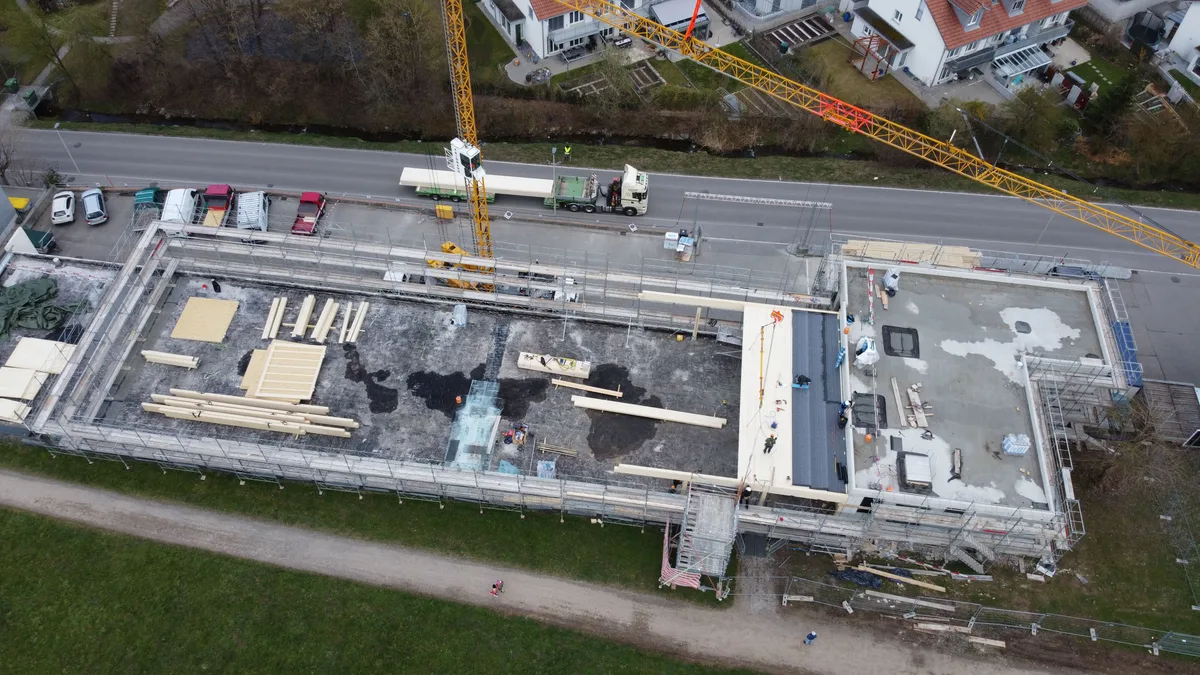 gemeindehaus_hittnau_holz1 Die Bauarbeiten am neuen Hittnauer Gemeindehaus laufen auf Hochtouren., Die Holzkonstruktion wurde bereits verbaut. , An deren Schweizer Herkunft zweifelt Ralf Krummenacker, Hittnauer Förster und SVP-Ortspräsident., Für Carlo Hächler, Gemeindepräsident ad interim, ist die Sache hingegen klar.