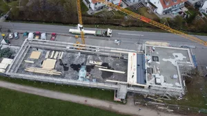 gemeindehaus_hittnau_holz1 Die Bauarbeiten am neuen Hittnauer Gemeindehaus laufen auf Hochtouren., Die Holzkonstruktion wurde bereits verbaut. , An deren Schweizer Herkunft zweifelt Ralf Krummenacker, Hittnauer Förster und SVP-Ortspräsident., Für Carlo Hächler, Gemeindepräsident ad interim, ist die Sache hingegen klar.
