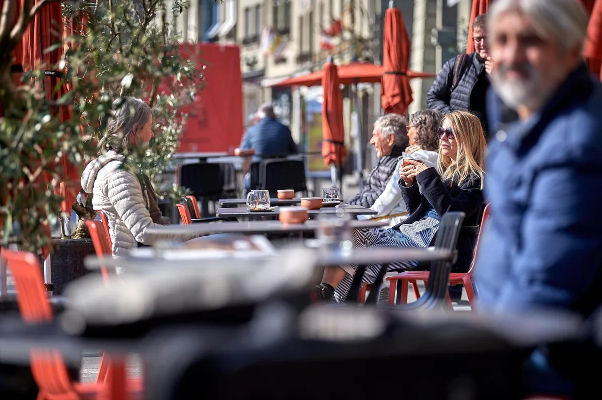 1popaakbk1uanwormt2bgv Es herrscht wieder Betrieb auf den Restaurantterrassen – in Bern soll künftig jeder Besuch zentral registriert werden.