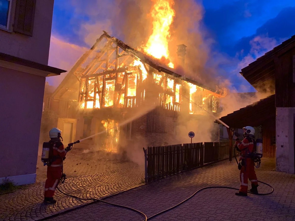 3004-brand_uster_9 Um kurz vor 5.30 Uhr ist in Uster ein Feuer in einem Gebäude ausgebrochen. , Im scheunenähnlichen Gebäude war ein Hanf-Shop untergebracht. , Die Feuerwehrleute bekämpften die Flammen auch von der Gleisseite aus. , Die Löscharbeiten dauerten mehrere Stunden., Warum genau das Gebäude in Flammen aufging, wird zurzeit von den Brandermittlern abgeklärt., , Das Gebäude ist weitgehend abgebrannt. Der Schaden kann noch nicht beziffert werden., Wie stark die Flammen wüteten zeigen die Bilder der Feuerwehr Uster., Die Feuerwehr Uster war auch nach Ende der Löscharbeiten weiter gefordert. , Rauch stieg auch im Verlaufe des Morgens noch hoch., Das Ausmass der Zerstörung wird mit jeder Stunde des Tages sichtbarer., Die Löscharbeiten sind in der Zwischenzeit abgeschlossen worden. , Viel ist vom Dachstock des Hauses nicht mehr übrig., Die Strasse und die Bahnstrecke zwischen Wetzikon und Uster war für über eine Stunde blockiert., Die Brandermittler konnten das Gebäude allerdings noch nicht betreten., Die Freiestrasse war auch am Mittag noch gesperrt. , Gegen Mittag ist das vollständige Ausmass der Zerstörung sichtbar.