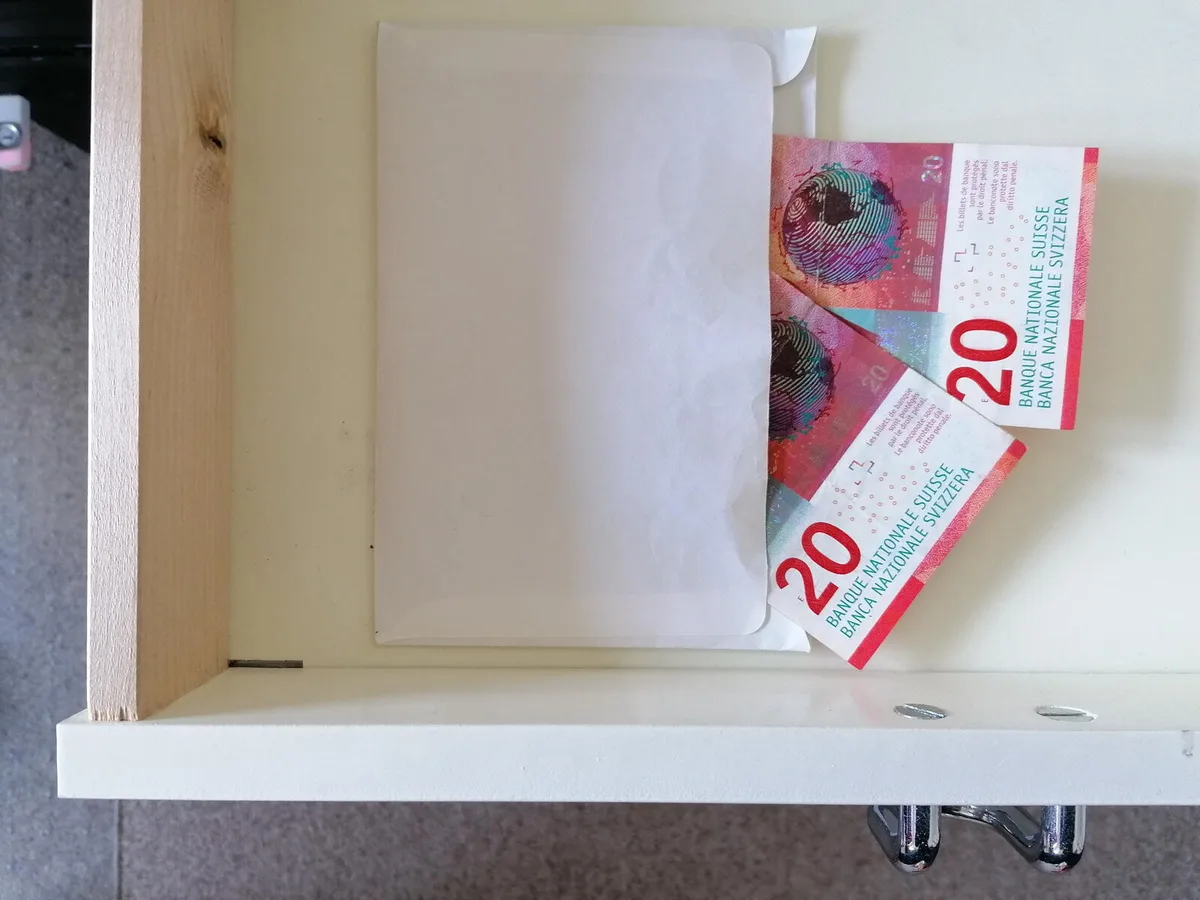Der verbotene Griff nach Geld in einer Nachttischschublade hatte für einen Heimmitarbeiter ungeahnte Folgen.
