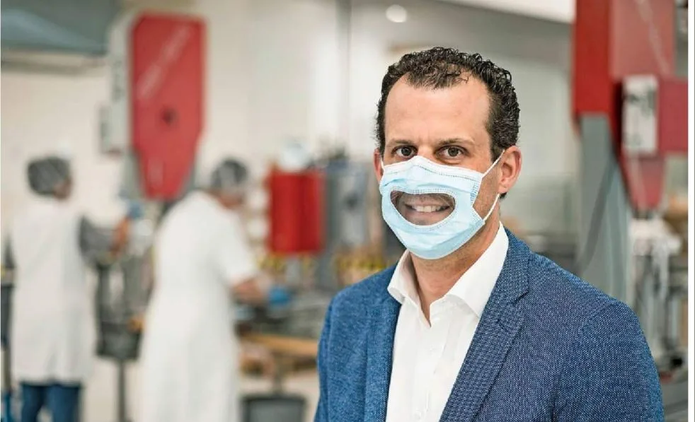 Ermöglicht Lippenlesen: Claude Rieser, Geschäftsführer der Firma Flawa, mit seinem eigenen Produkt.