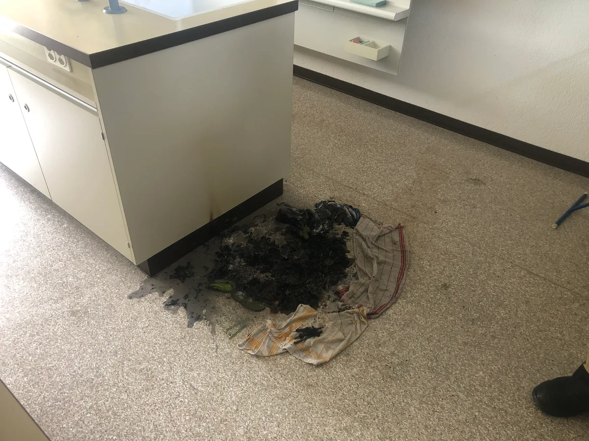 abfalleimer Nach einem Versuch mit Zinkpulver: Die Feuerwehr musste einen brennenden Abfallkübel in einer Schule in Rapperswil-Jona löschen.