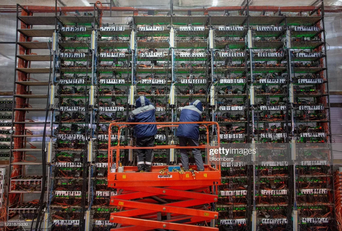 1ozcgsyea9a8aecoixp0ew Ingenieure arbeiten an einer grossen Serveranlage bei der russischen Firma Crypto Universe, die Bitcoin-Mining betreibt.