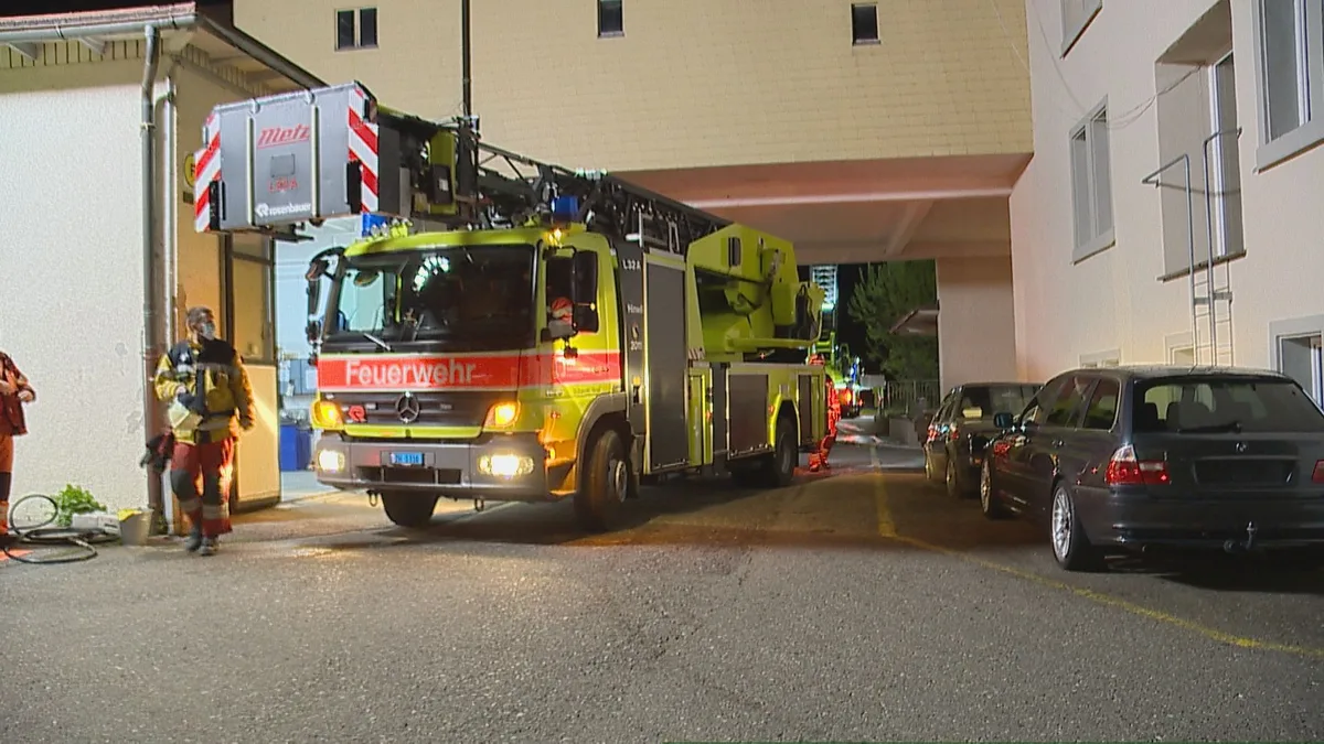 brand_wald_zh_05 In der Nacht auf Mittwoch ist in einem Wohn- und Geschäftshaus in Wald ein Feuer ausgebrochen., Der Alarm war um 0.30 Uhr ausgelöst worden., Die sofort ausgerückten Rettungskräfte brachten das Feuer zügig unter Kontrolle, Das Feuer brach offenbar in einem Zwischengeschoss aus. , Verletzt wurde bei diesem Brand offenbar niemand. , Der Sachschaden beläuft sich auf mehrere zehntausend Franken.