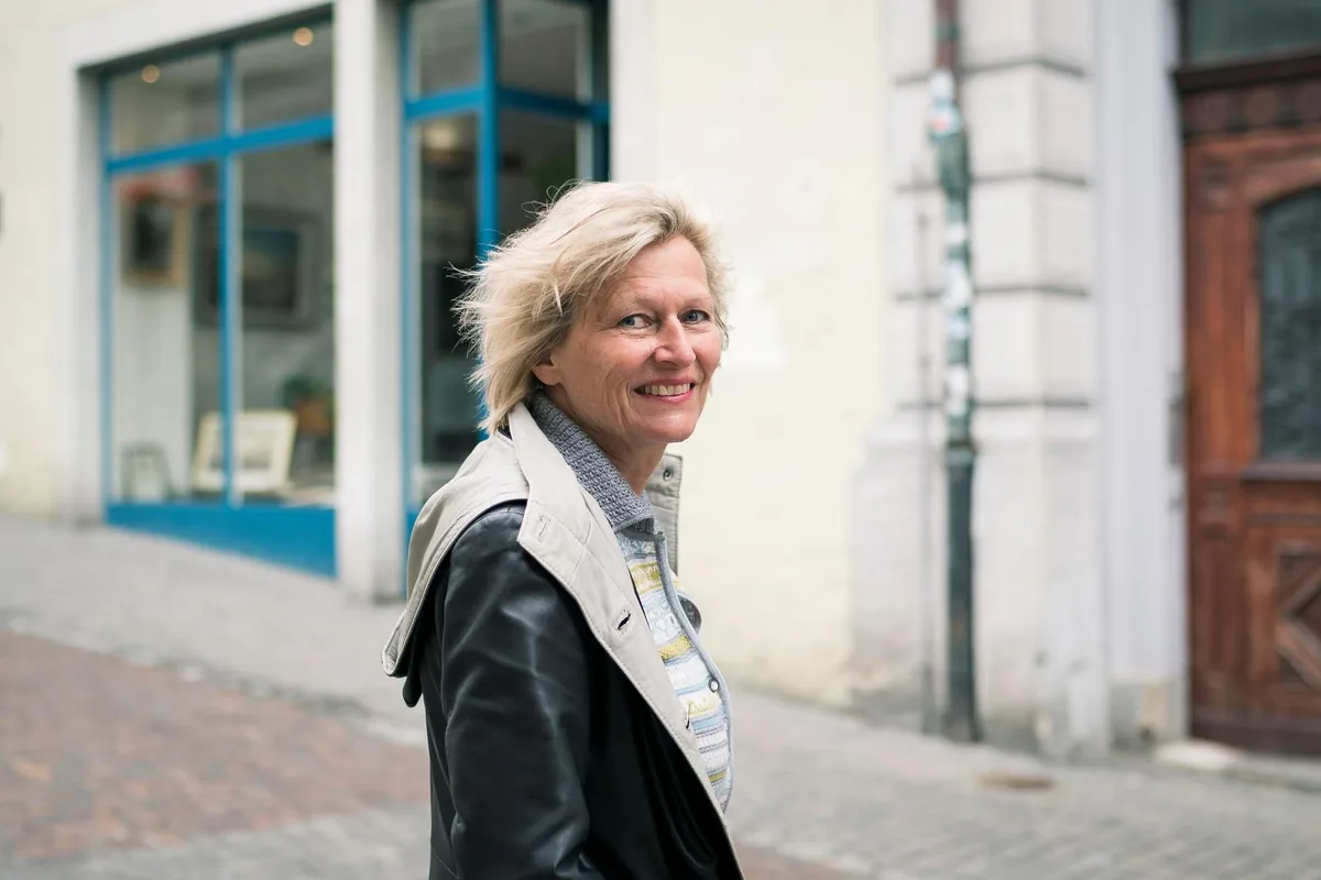 famoye3-4xjbs7tfn-ydkv Ina Boesch vor dem Haus an der Kirchgasse in Zürich, in dem ihre Urahnin und Kochbuchautorin Anna Margaretha Gessner-Kitt wohnte