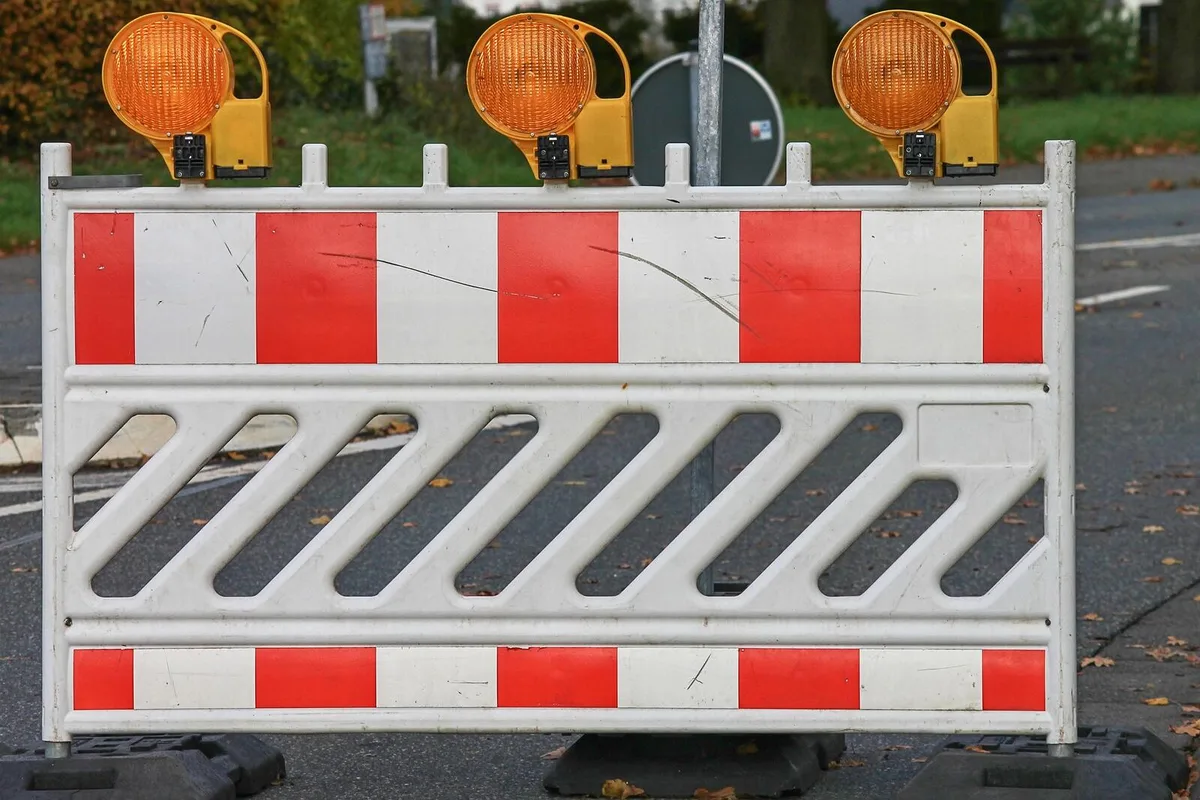 road-block-3811508_1920 Wegen Belagsarbeiten kann die Dürntner Hauptstrasse am Wochenende nicht befahren werden.