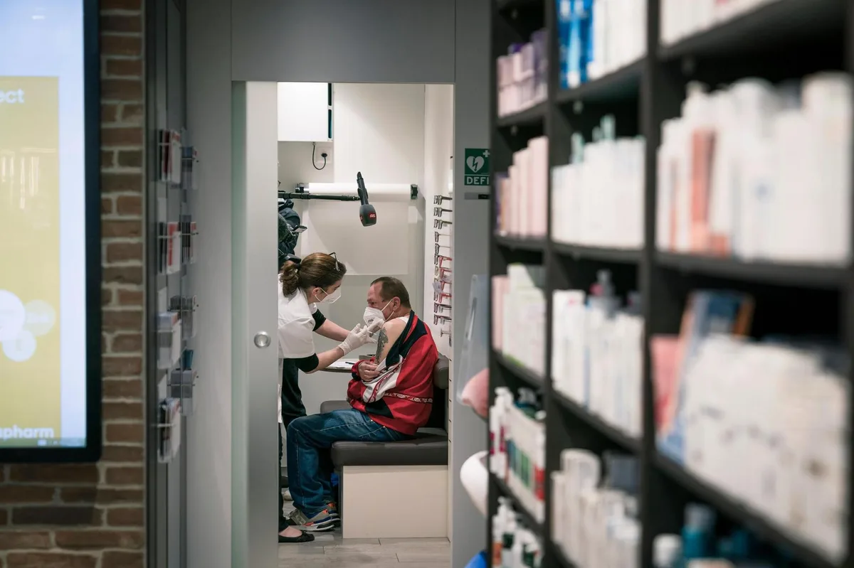 audlqbiva3xbp_p6yk_ted In den Apotheken wird jetzt gepikst, doch die meisten Erwachsenen müssen sich weiter gedulden.