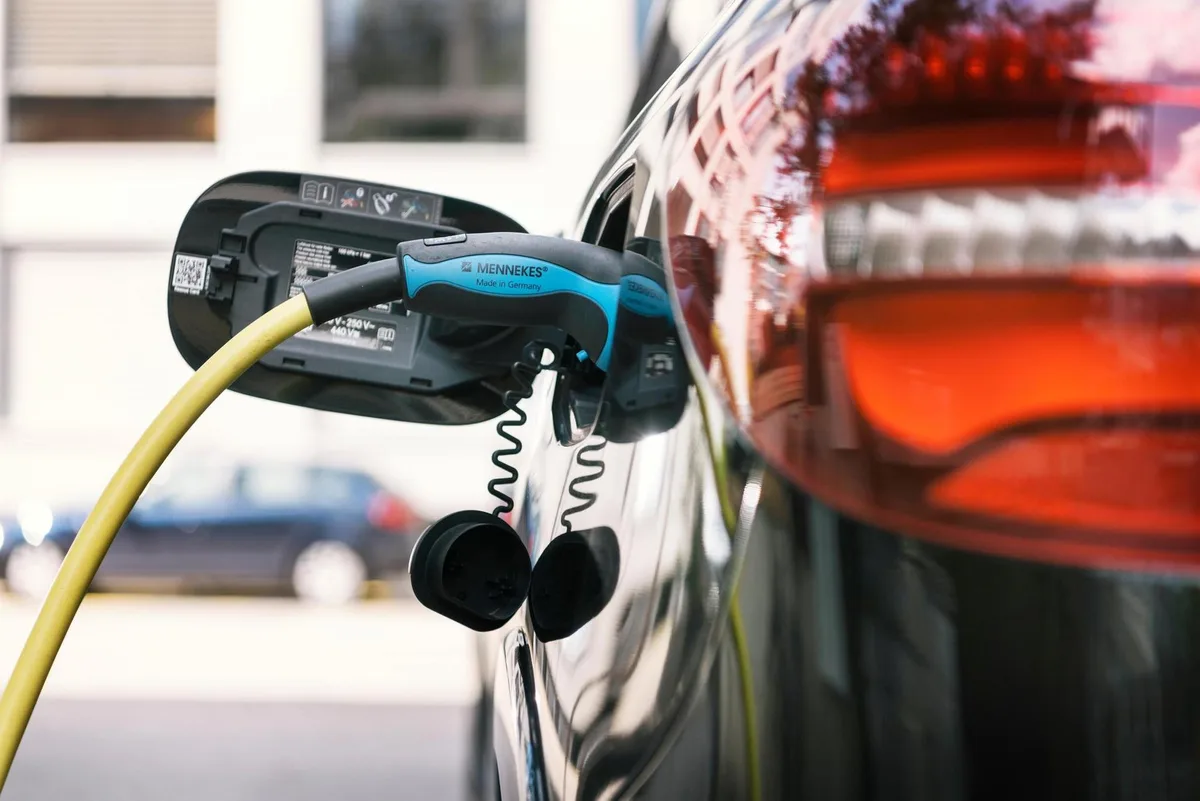 Ein Elektroauto lädt auf einem Parkplatz in Zürich: Damit der Strom auch in Zukunft fliesst, braucht es mehr davon.