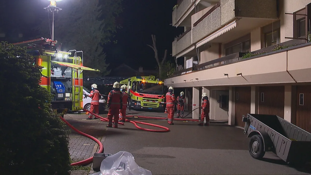 Der Brand brach am Samstagabend in diesem Mehrfamilienhaus aus., Die Feuerwehren von Bubikon und Rüti standen im Einsatz., Ein Übergreifen der Flammen auf die anderen Wohnungen konnte verhindert werden. , Die betroffene Frau fand bei Bekannten Unterschlupf. , Alle anderen Mieter konnten bis kurz nach Mitternacht in ihre Wohnung zurückkehren.