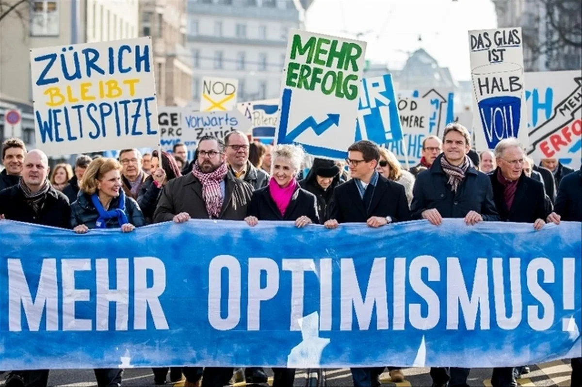 Blau statt wie üblich Rot als vorherrschende Demo-Farbe: FDP-Spaziergang am Zürcher Limmatquai im Januar 2018.