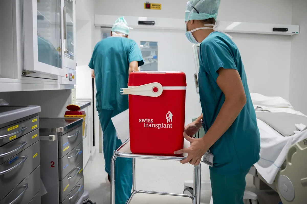 In einem Kühlbehälter wird im Universitätsspital Lausanne eine Niere zur Transplantation angeliefert.