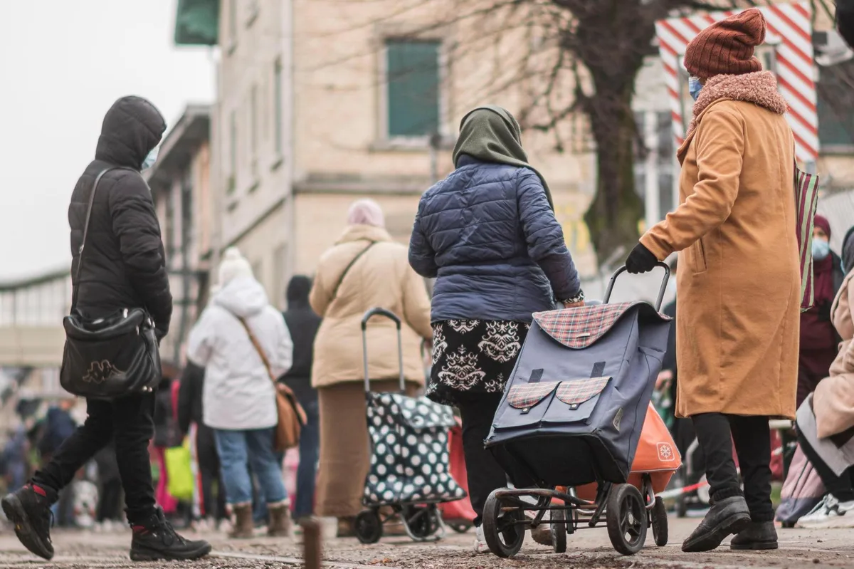 Menschen stehen in Zürich Schlange für Gratislebensmittel.