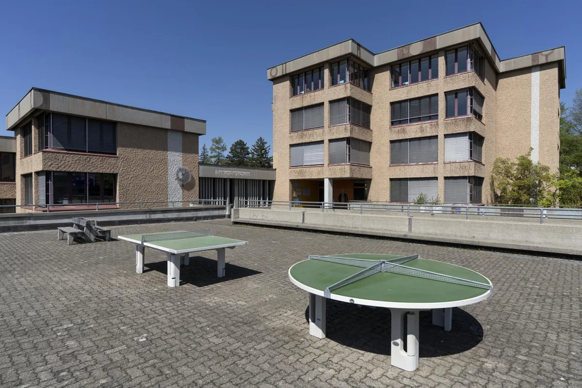 uster_14042020_staegenbuck_crm_5_preview Das Schulhaus Stägenbuck, eine von zwei Anlagen der Sekundarschulgemeinde Dübendorf-Schwerzenbach., Schulpräsident Andreas Sturzenegger erachtet die Kritik auch als Angriff auf seine Person.