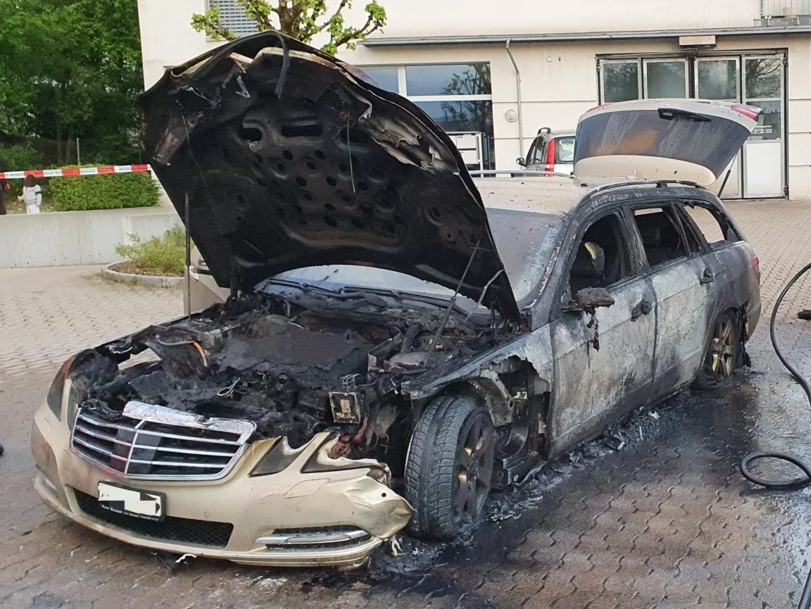 185528246_10159626597226079_7854433473903761500_n Hier gab es nichts mehr zu retten. Der Mercedes erlitt Totalschaden., Hier gab es nichts mehr zu retten. Der Mercedes erlitt Totalschaden.
