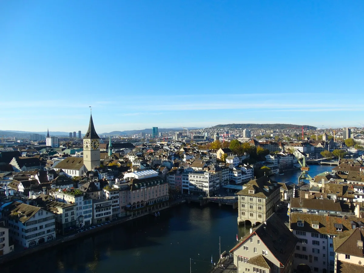 Am Samstagnachmittag ist bei der Rathausbrücke in Zürich ein Mann ins Wasser gefallen. Die Polizei sucht Zeugen.