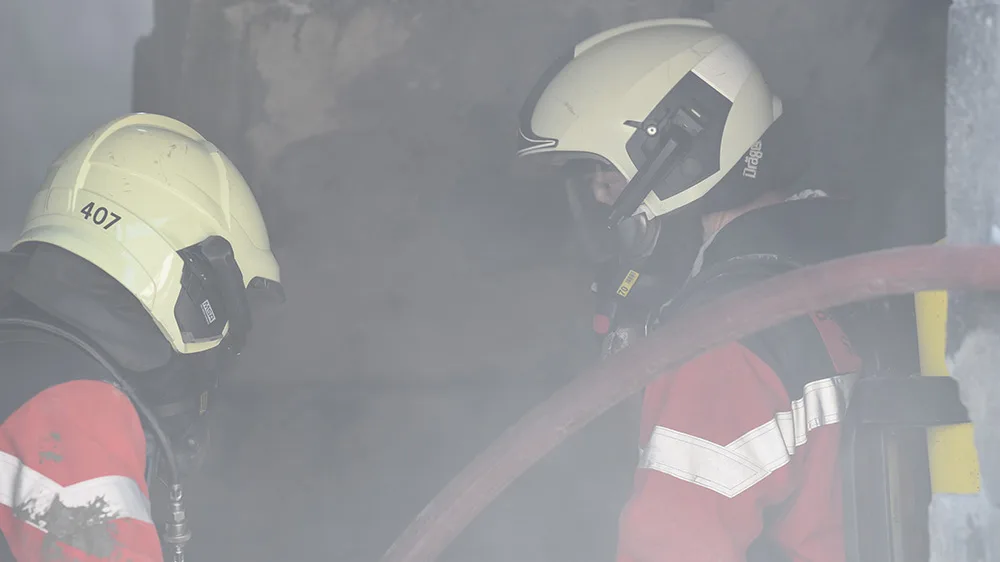 feuerwehr_rauch-galerie Die Löscharbeiten an der Liegenschaft im Kreis 7 sind noch in Gang.