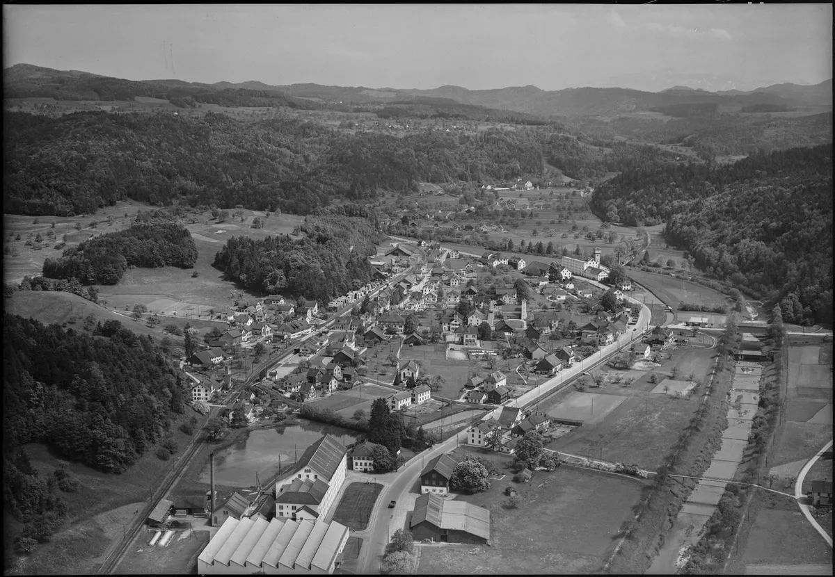0_friedli_luftbild_eth_1950 Kollbrunn im Jahr 1950: Im Vordergrund die untere Fabrik von Eduard Bühler, die bis 1922 auf dem Boden der Gemeinde Seen stand.