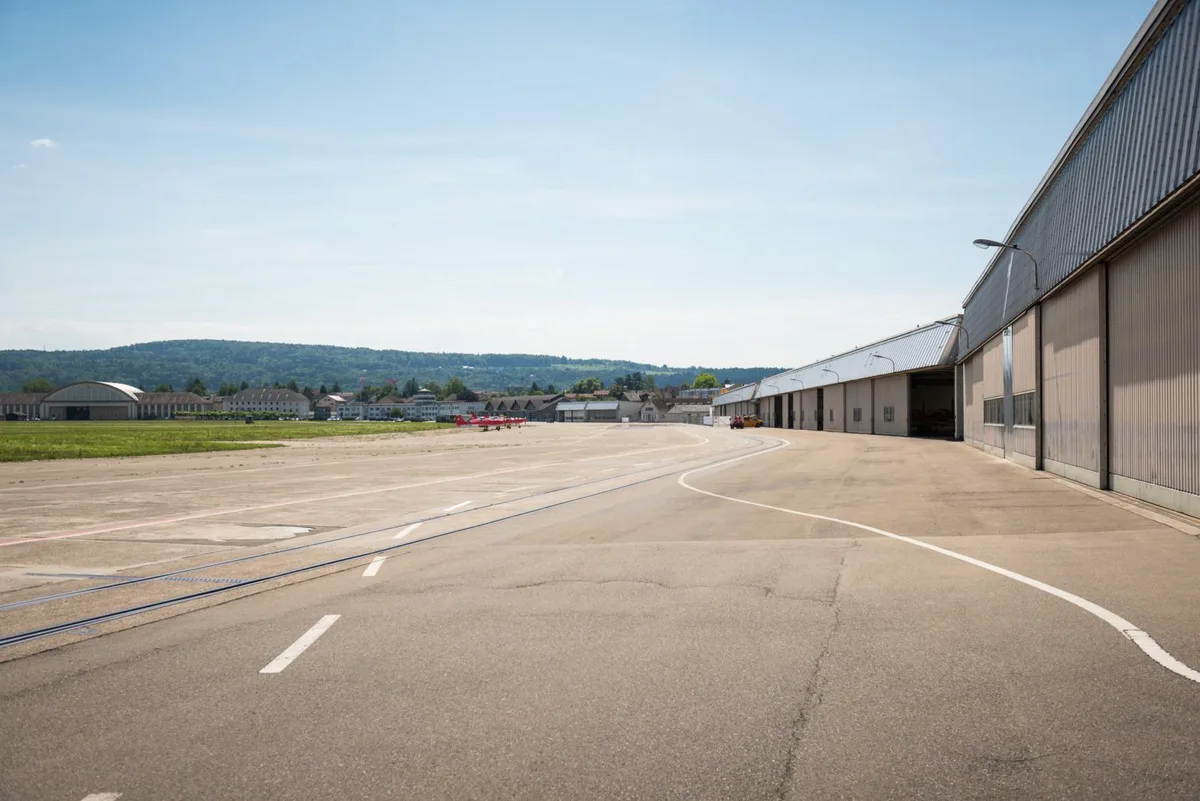 duebendorf_symbolbilder_27-06-17_fsm_001_preview_1 Die neuen Gebäude für den Flugbetrieb sollen nah an den bestehenden gebaut werden, deren Schutz aber nicht tangieren. , Die Experten wollen den Naturraum des Flugplatzes schützen und das Areal deshalb nur am Rand bebauen., Stefan Conrad ist der Präsident des Vereins Think Tank Airfield City Dübendorf., Das Gremium stellte sich klar gegen die Businessfliegerei und will eine Plafonierung bei 20'000 Flugbewegungen.