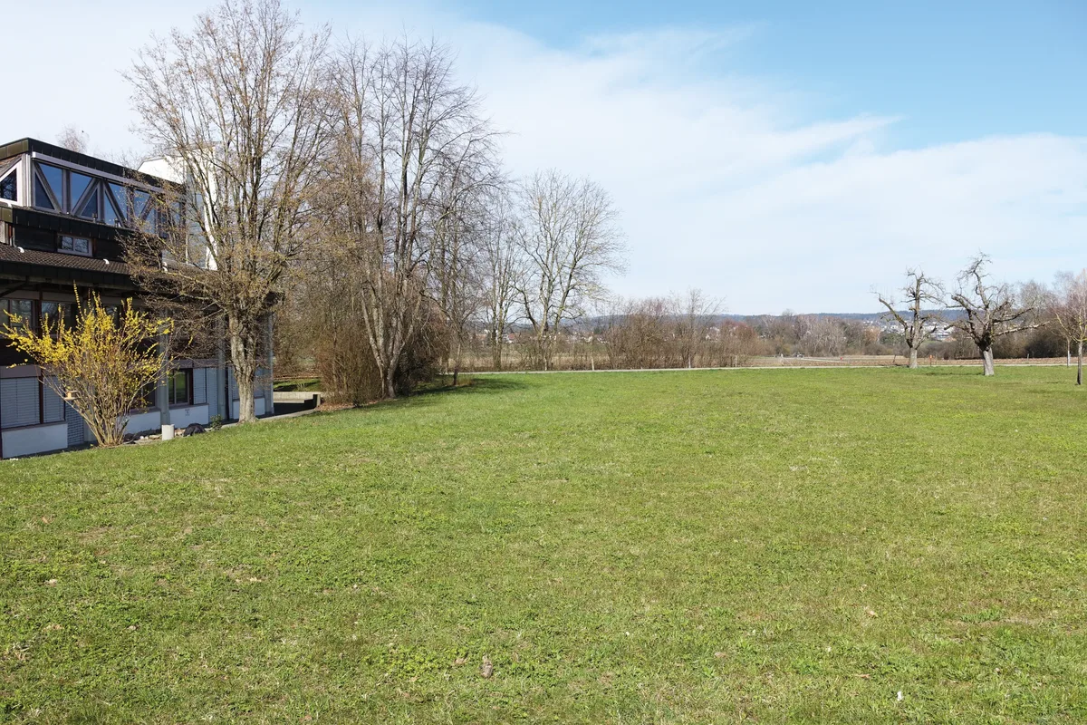 standort1 Auf dieser Wiese ist das schweizweit erste stationäre Kinderhospiz geplant., Es soll eine «Oase der Erholung» für Kinder mit lebenslimitierenden Krankheiten und deren Familien werden.