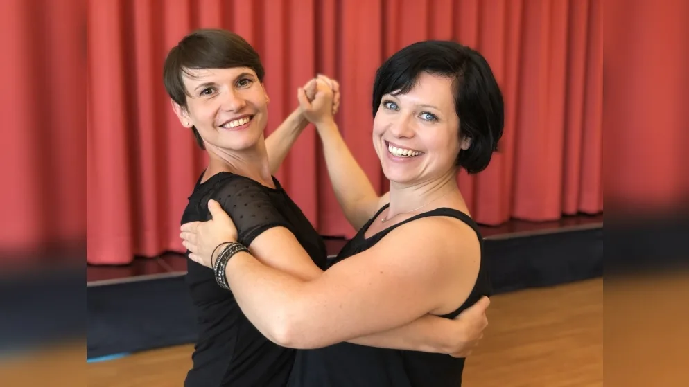 tanzschule_am_park_1-3 Melanie Hammermüller (rechts) und Anika Jakic führen zusammen die Tanzschule am Park in Winterthur., Sie bieten auch Kurse im reformierten Chiletreff in Turbenthal an.