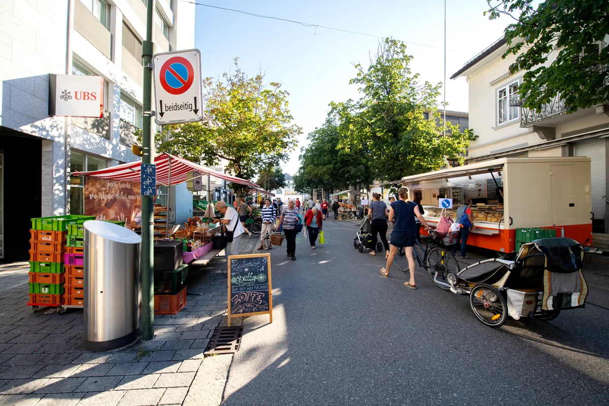 uster_07082020_wochenmarkt_sbo_11 Der Freitagsmarkt soll trotz vereinzelter Kritik weiterhin entlang der Poststrasse stattfinden.