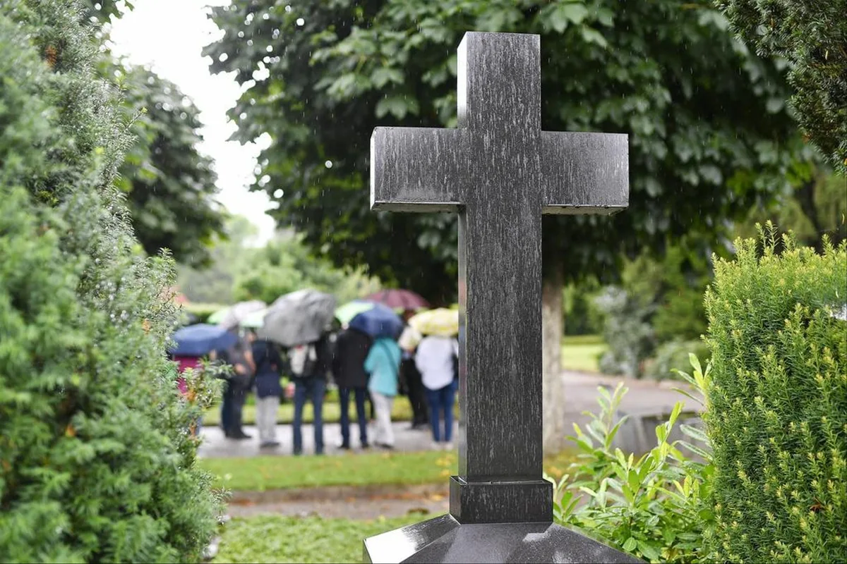 26hh_5rp4-ubzof3rciqdj Eine Stätte der Ruhe: Auf dem Friedhof Sihlfeld findet eine Beerdigung statt.