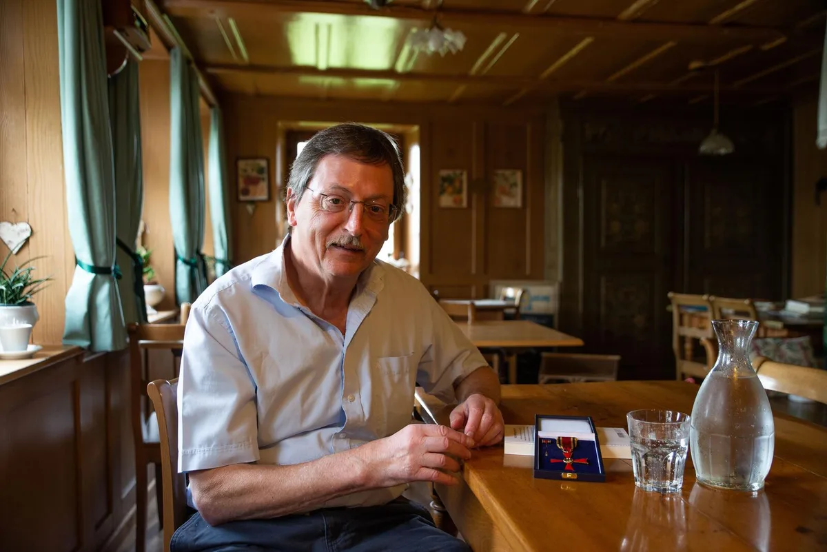 210521_armin_reller_dominik_landwehr Armin Reller verbindet viele Kindheitserinnerungen mit Oberlangenhard. Im Vordergrund ist sein Bundesverdienstkreuz.