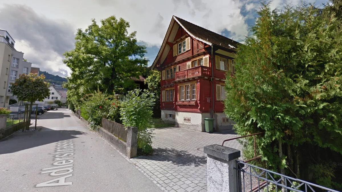 abriss Dieses schmucke Holzhaus in Siebnen war eines von drei Häusern, die unbewilligt dem Erdboden gleichgemacht wurden.