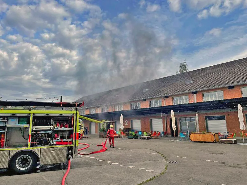 brand_zeughausareal Am Freitagmorgen kam es auf dem Zeughausareal zu einem Brand., Betroffen war primär der hintere Teil des Gebäudes an der Berchtoldstrasse 10., Lokale Feuerwehren wurden kurz nach acht Uhr alarmiert., Der Brand wurde im Erdgeschoss lokalisiert., Im und um das Gebäude herum gab es eine grosse Rauchentwicklung., Um 08:45 Uhr war das Feuer aber bereits wieder gelöscht., Betroffen sind primär Räumlichkeiten, in denen Gegenstände gelagert werden., Das Restaurant House of Mezze, das sich im selben Gebäude befindet, blieb weitgehend unversehrt., Die Ursache des Brandes ist noch Gegenstand von Untersuchungen.