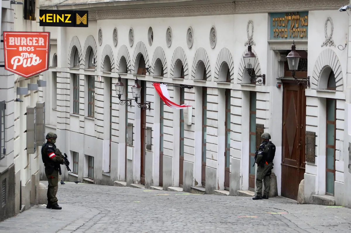 tagi_antiterror Zwei Polizisten stehen nach einem Anschlag im November 2020 in einer Strasse im Zentrum von Wien Wache.