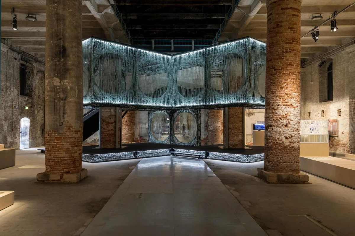 krisenmodus_1 Spinnennetz aus Glas- und Karbonfasern von Achim Menges von der Universität Stuttgart.