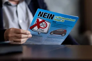 uster_25052021_30erzone_crm_13_preview «Flächendeckende Bussenfalle»: Die SVP bekämpft die Vorlage. , Ein paar Sekunden mehr Fahrzeit ist für Theo Johner ein geringer Preis für mehr Sicherheit und weniger Lärm., Paul Steiner ist wenig begeistert: «Mit Tempo 30 will man ein Problem bekämpfen, das es gar nicht gibt.»